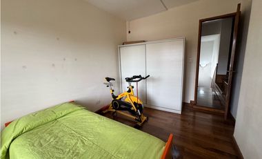 Excelente chalet con amplio patio, piscina y quincho