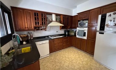 Excelente chalet con amplio patio, piscina y quincho