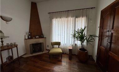 Excelente chalet con amplio patio, piscina y quincho