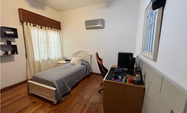 Excelente chalet con amplio patio, piscina y quincho