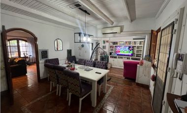 CASA ESTILO COLONIAL SOBRE AVENIDA