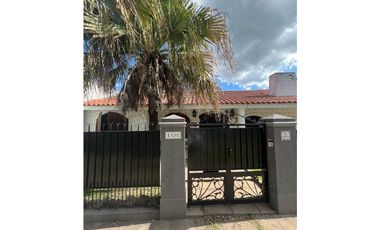 CASA ESTILO COLONIAL SOBRE AVENIDA