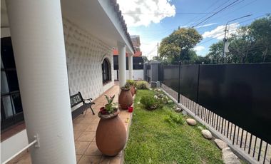 CASA ESTILO COLONIAL SOBRE AVENIDA