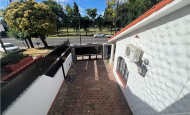 CASA ESTILO COLONIAL SOBRE AVENIDA