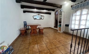 CASA ESTILO COLONIAL SOBRE AVENIDA