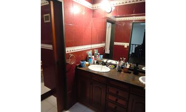 CASA EN VENTA EN CASTELAR NORTE!!