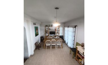 CASA EN VENTA EN CASTELAR NORTE!!