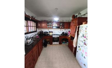 CASA EN VENTA EN CASTELAR NORTE!!