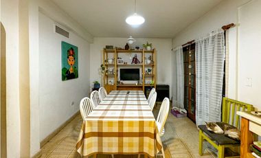 CASA EN VENTA EN CASTELAR NORTE!!