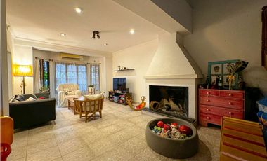 CASA EN VENTA EN CASTELAR NORTE!!