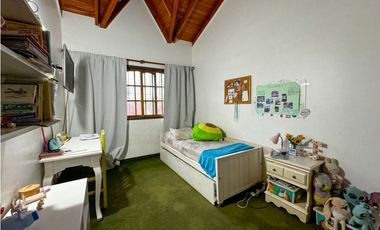 CASA EN VENTA EN CASTELAR NORTE!!