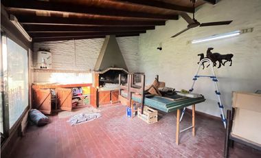 EXCELENTE PROPIEDAD EN CASTELAR NORTE!!!!