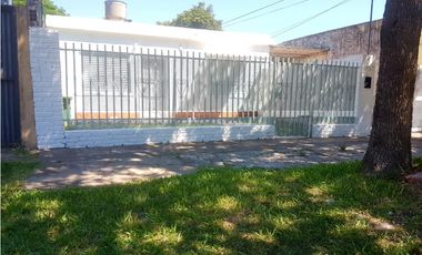SE VENDE 2 CASAS  en 1.  ARBOL Y BLANCO 1286