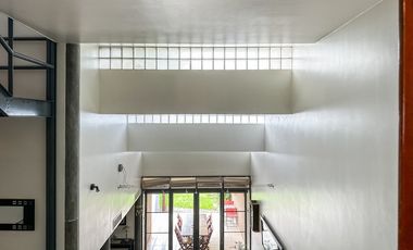 Exclusiva casa en venta de 8 ambientes con piscina y jardin en Florida