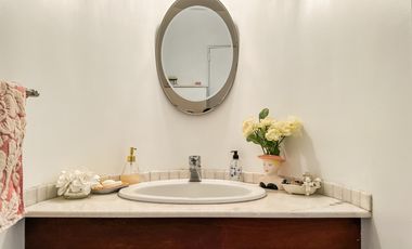 Exclusiva casa en venta de 8 ambientes con piscina y jardin en Florida