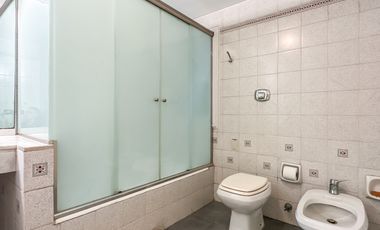 Exclusiva casa en venta de 8 ambientes con piscina y jardin en Florida