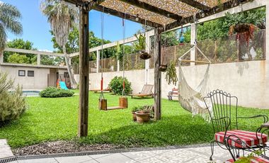 Exclusiva casa en venta de 8 ambientes con piscina y jardin en Florida