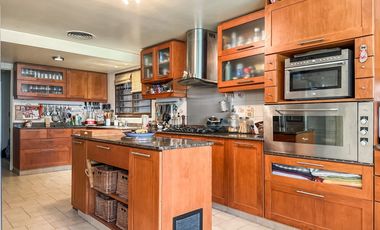 Exclusiva casa en venta de 8 ambientes con piscina y jardin en Florida