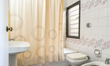 Exclusiva casa en venta de 8 ambientes con piscina y jardin en Florida