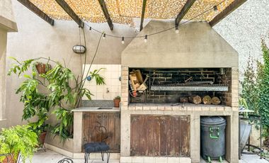 Exclusiva casa en venta de 8 ambientes con piscina y jardin en Florida