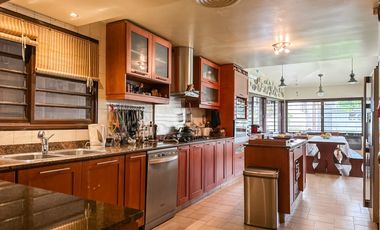 Exclusiva casa en venta de 8 ambientes con piscina y jardin en Florida