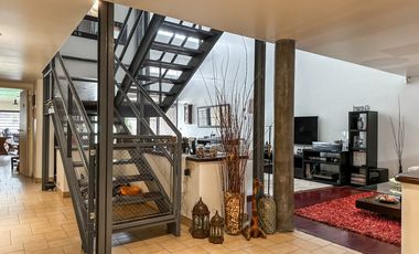 Exclusiva casa en venta de 8 ambientes con piscina y jardin en Florida