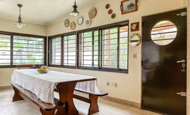 Exclusiva casa en venta de 8 ambientes con piscina y jardin en Florida