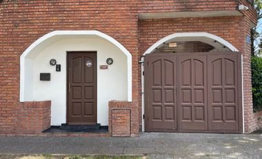 EXCELENTE PROPIEDAD EN CASTELAR SUR!!!!