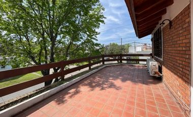 EXCELENTE PROPIEDAD EN CASTELAR SUR!!!!