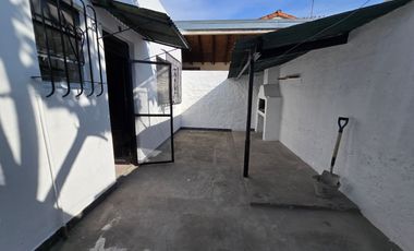 ALQUILER DE CASA 3 AMBIENTES - ESPACIO DE ESTACIONAMIENTO - MONTE GRANDE