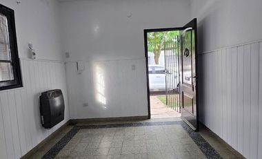 ALQUILER DE CASA 3 AMBIENTES - ESPACIO DE ESTACIONAMIENTO - MONTE GRANDE