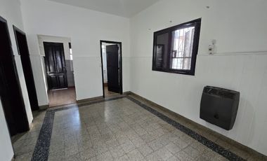 ALQUILER DE CASA 3 AMBIENTES - ESPACIO DE ESTACIONAMIENTO - MONTE GRANDE