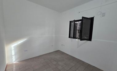 ALQUILER DE CASA 3 AMBIENTES - ESPACIO DE ESTACIONAMIENTO - MONTE GRANDE