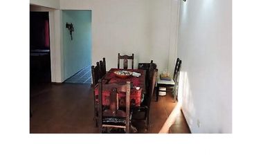 CASA EN VENTA EN CASTELAR NORTE!!