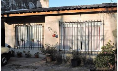 CASA EN VENTA EN CASTELAR NORTE!!