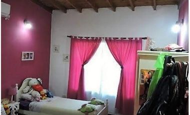 CASA EN VENTA EN CASTELAR NORTE!!