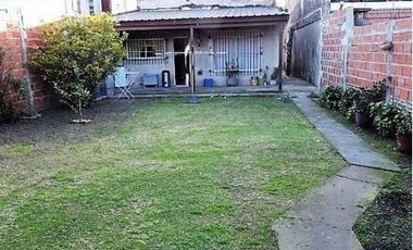 CASA EN VENTA EN CASTELAR NORTE!!