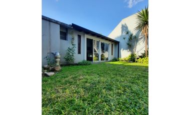 CASA EN VENTA EN CASTELAR SUR!!