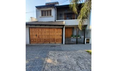 CASA EN VENTA EN CASTELAR SUR!!