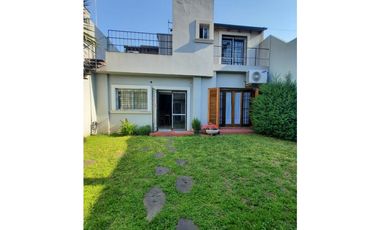 CASA EN VENTA EN CASTELAR SUR!!
