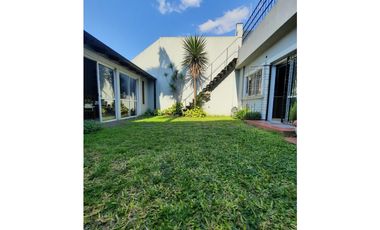 CASA EN VENTA EN CASTELAR SUR!!