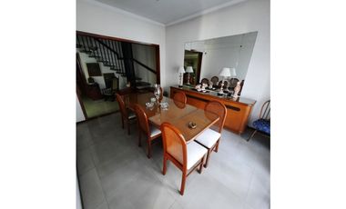 CASA EN VENTA EN CASTELAR SUR!!