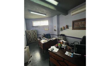 Galpón en zona comercial en venta
