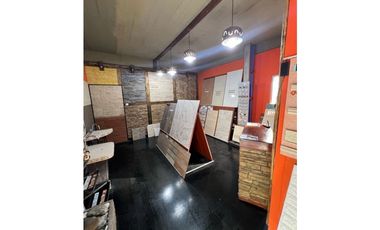 Galpón en zona comercial en venta