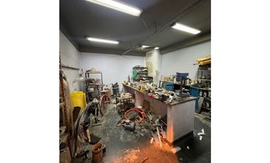 Galpón en zona comercial en venta