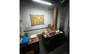 Galpón en zona comercial en venta