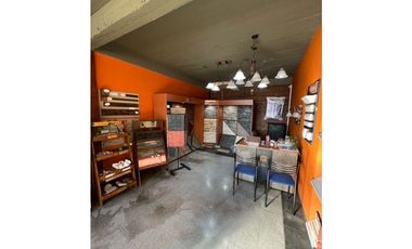 Galpón en zona comercial en venta