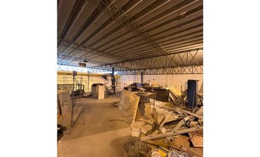 Galpón en zona comercial en venta