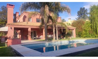 CASA EN BARRIO CERRADO CAMPOS DE ALVAREZ