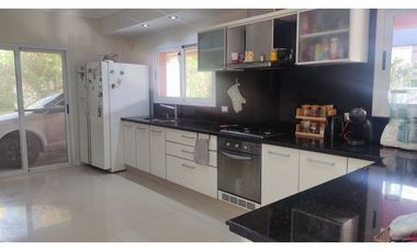 CASA EN BARRIO CERRADO CAMPOS DE ALVAREZ